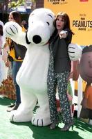 los angeles, 1 de noviembre - snoopy, kate linder en el estreno de la película de maní los angeles en el teatro del pueblo el 1 de noviembre de 2015 en westwood, ca foto