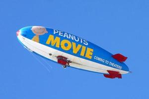 los angeles, 1 de noviembre - metlife maní dirigible en el estreno de la película de maní los angeles en el teatro del pueblo el 1 de noviembre de 2015 en westwood, ca foto