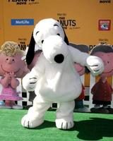 Los Ángeles, 1 de noviembre - Snoopy en el estreno de la película The Peanuts Los Ángeles en el Village Theatre el 1 de noviembre de 2015 en Westwood, CA. foto