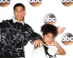 los angeles, 4 de agosto - marcus scribner, yara shahidi en la fiesta abc tca summer 2016 en el beverly hilton hotel el 4 de agosto de 2016 en beverly hills, ca foto