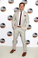 los angeles, 4 de agosto - giacomo gianniotti en la fiesta abc tca summer 2016 en el beverly hilton hotel el 4 de agosto de 2016 en beverly hills, ca foto