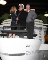 los angeles, 30 de diciembre - jill whelan, gavin macleod, fred grandy en el elenco original de love boat decora la carroza del desfile de rosas de princess cruises en un pabellón de rosemont el 30 de diciembre de 2014 en pasadena, ca foto