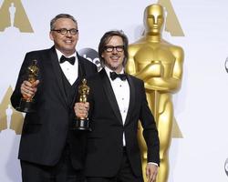 los angeles, 28 de febrero - charles randolph, adam mckay en los 88 premios anuales de la academia, sala de prensa en el teatro dolby el 28 de febrero de 2016 en los angeles, ca foto