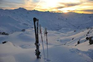 montaña nieve esquí puesta de sol foto