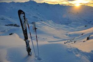 montaña nieve esquí puesta de sol foto