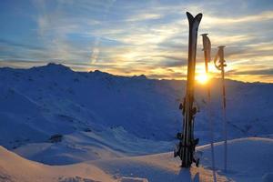 montaña nieve esquí puesta de sol foto