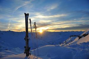 montaña nieve esquí puesta de sol foto