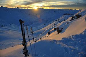 montaña nieve esquí puesta de sol foto