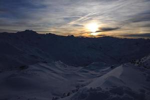 montaña nieve puesta de sol foto