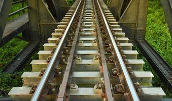 Puente ferroviario de acero negro estructura concepto tecnología ingeniería civil transporte viaje en tren de alta velocidad foto