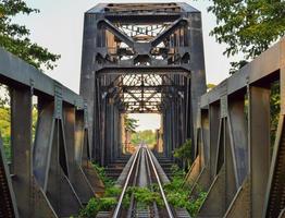 estructura de acero del puente ferroviario con muchos remaches foto