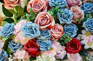 grupo de rosas de colores azul rosa rojo concepto san valentín boda día de la madre día importante diseño de fondo papel tapiz diseño de tela foto