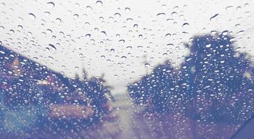 gotas de lluvia en el parabrisas en la carretera foto