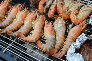 camarones a la parrilla en la estufa de carbón, mariscos a la barbacoa foto