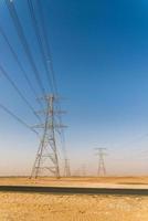 cables eléctricos gigantes en el desierto foto