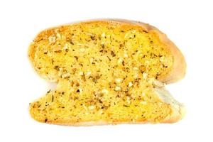pan de ajo mordido con queso aislado sobre fondo blanco foto