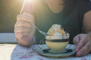 imagen antigua de una dama sosteniendo una cuchara para comer pastel foto