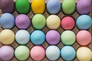 fondo de huevos de pascua pintados de colores - concepto de fondo de celebración de vacaciones de pascua foto