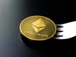 moneda de ethereum y bifurcación para el concepto de criptomoneda de bifurcación dura foto