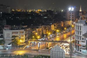wongwian yai, bangkok, thailand.match 3 2019 tráfico por carretera y la capital tailandesa está decorada con luces nocturnas visibles desde la distancia foto