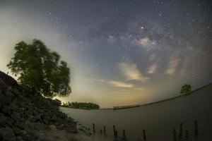 el centro de la vía láctea, con vistas a la nebulosa laguna, nebulosa trífida foto