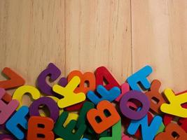 alfabeto de madera multicolor en la mesa para la educación o el concepto de niño foto