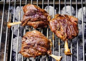 alas de cerdo a la parrilla - nudillo de cerdo abierto en rodajas de un cerdo joven foto