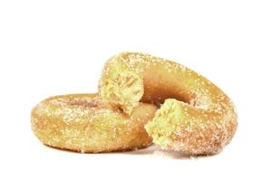 Anillo de azúcar mordido donut aislado sobre fondo blanco. foto