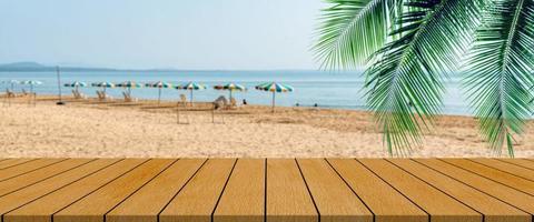 larga mesa de madera con paisaje de playa desenfoque de fondo foto