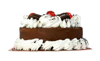 pastel de chocolate con galleta negra y crema batida aislado en fondo blanco foto