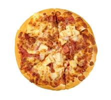 pizza hawaiana aislado sobre fondo blanco. foto