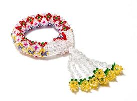 Guirnalda de colores patrón de perlas de cristal estilo tailandés aislado sobre fondo blanco. foto