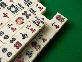 el mahjong en la mesa antiguo juego de mesa asiático imagen de primer plano foto