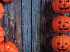 gato de calabaza en la mesa de madera para halloween o concepto de vacaciones foto