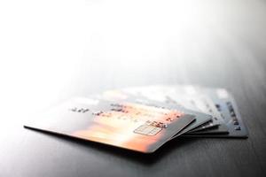 tarjetas de crédito en la mesa, enfoque suave, luz solar, concepto de compras en línea. foto
