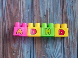 juguetes de ladrillo multi color adhd palabra para sci o concepto de educación foto