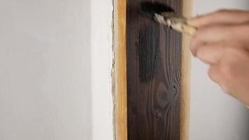 vernir une porte en bois au pinceau video