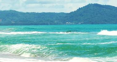 vista aérea da praia de mar e areia. bela vista superior da praia de areia. perfeito para fundo de férias de verão, destino tropical. areia do mar da praia de phuket video