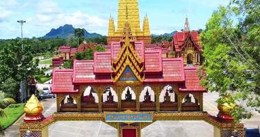 asombroso templo grande y hermoso en tailandia. asombroso concepto de tailandia. wat bang tong, provincia de krabi, tailandia video