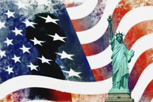 estatua de la libertad en el fondo de la bandera americana foto