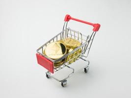 el ethereum en el carrito de compras para el concepto de criptomoneda o tecnología foto