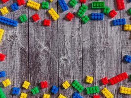 Caja de rompecabezas de plástico multicolor para niños o concepto de educación. foto