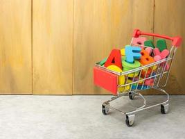 el alfabeto multicolor en carrito de compras para educación o concepto de marketing