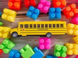 el juguete de plástico un autobús escolar csr foto