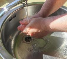 limpieza y lavado de manos con prevención de jabón para el brote de coronavirus covid-19 foto