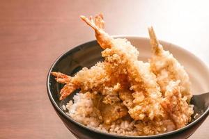 tempura con arroz en un bol, comida japonesa