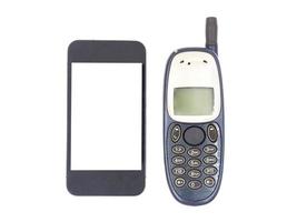 Nuevo teléfono inteligente con teléfono móvil antiguo sobre fondo blanco. foto