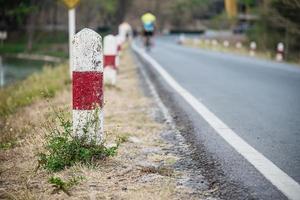 piedra de la milla cerca de la carretera local - objetivo de éxito concepto empresarial o educativo foto