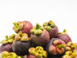 fruta de mangostán sobre fondo blanco.reina de frutas foto