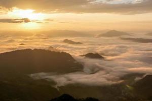 paisaje de sol en la niebla de la mañana en phu chee fah, chiangrai, tailandia foto